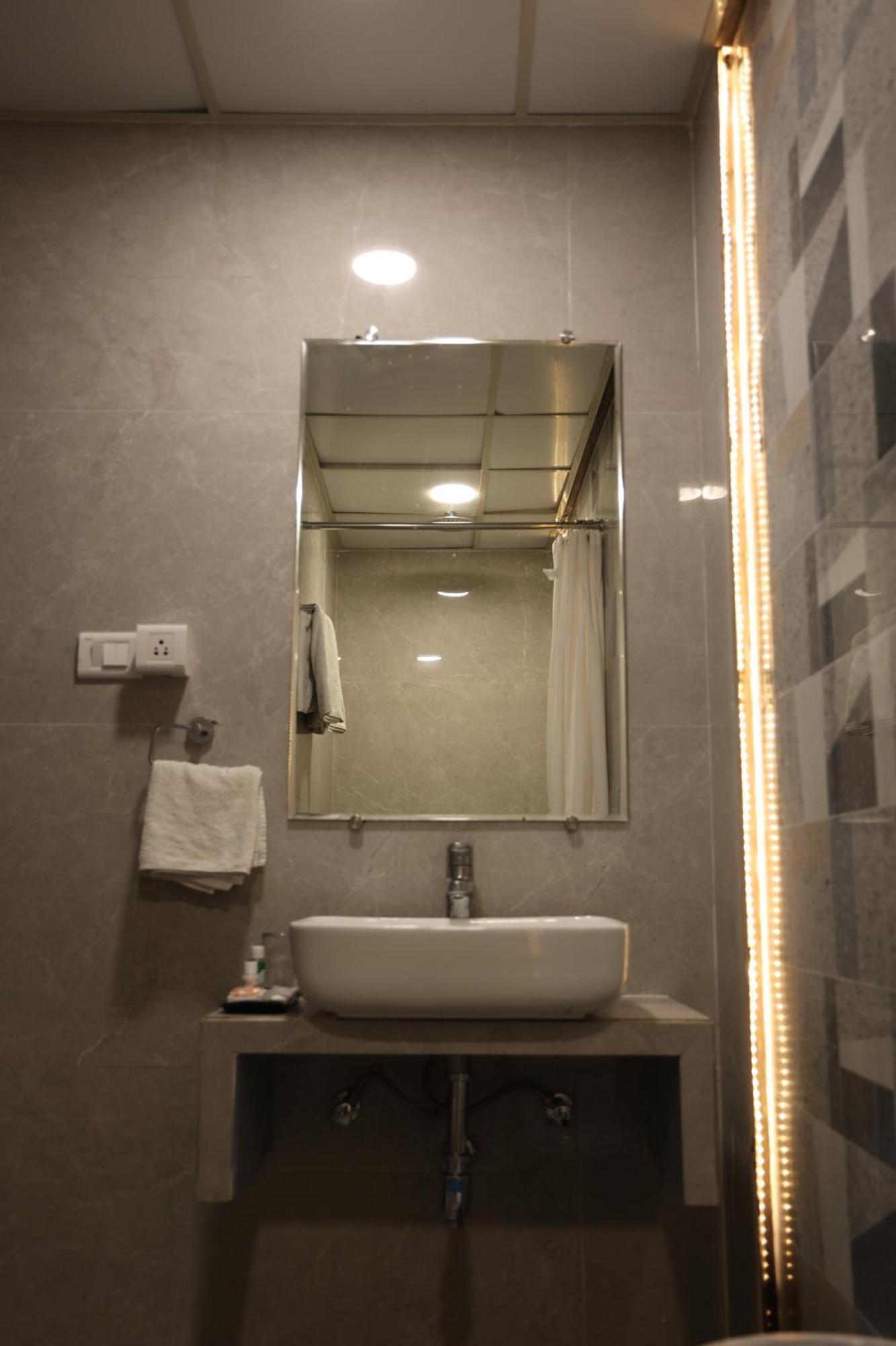 Hotel Pinaka Inn Lucknow Buitenkant foto